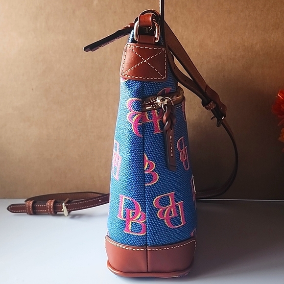 NWT. Dooney and Bourke Crossbody Purse. - Picture 4 of 15